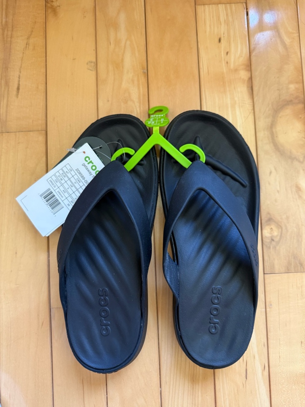 NWT Crocs Getaway Flip black sandals Women 7